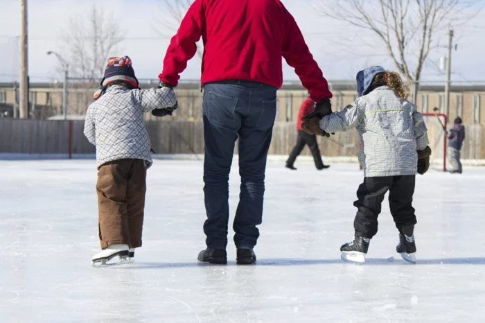 kindersport winterliche sportarten eislaufen familie