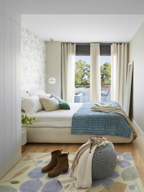 kleines-schlafzimmer-einrichten-doppelbett-blumenmuster-teppich-wandtapete