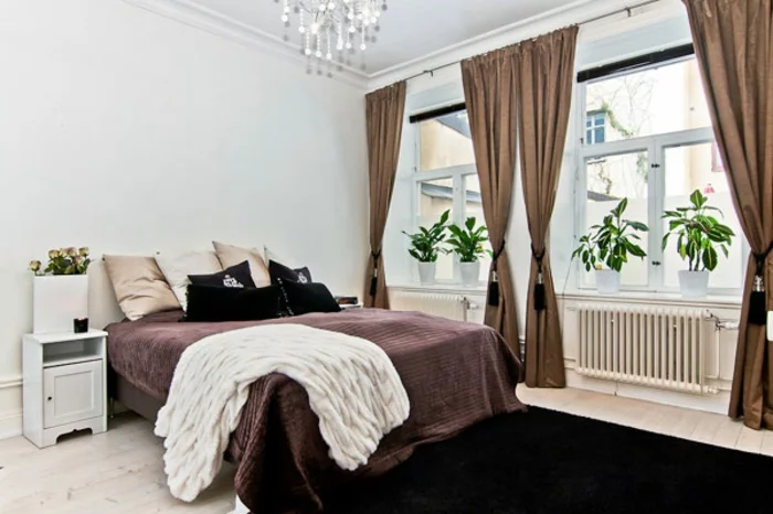 schlafzimmer einrichten doppelbett erdfarben braune vorhänge