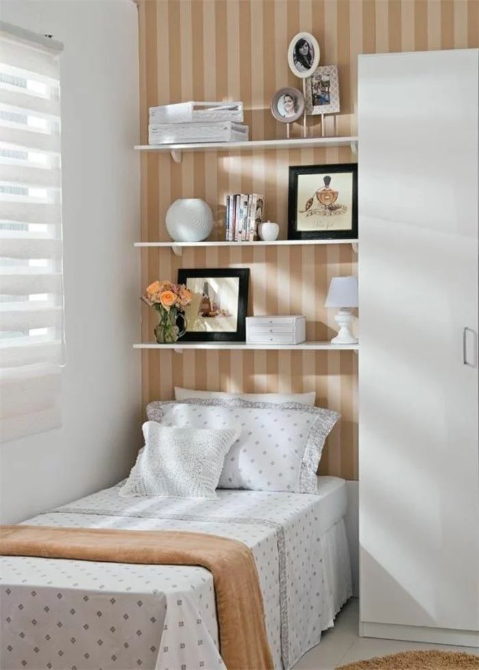 kleines schlafzimmer einrichten einzelbett offene wandregale gestreifte wandtapete beige hellbraun
