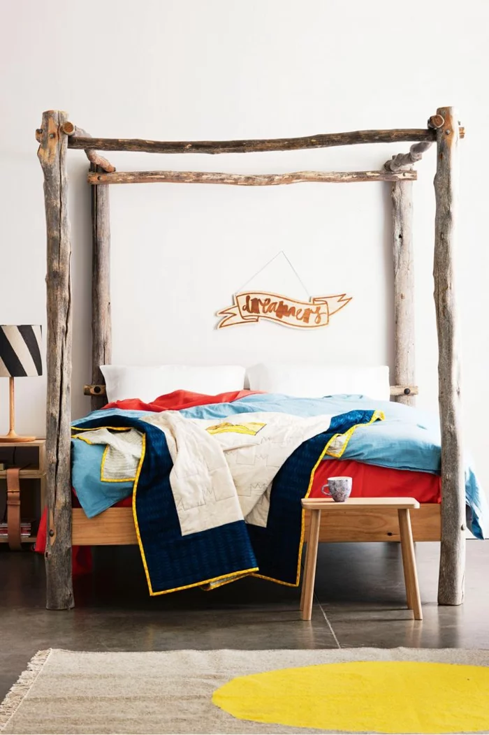 kleines schlafzimmer einrichten naturmaterialien holzstangen himmelbett juteteppich