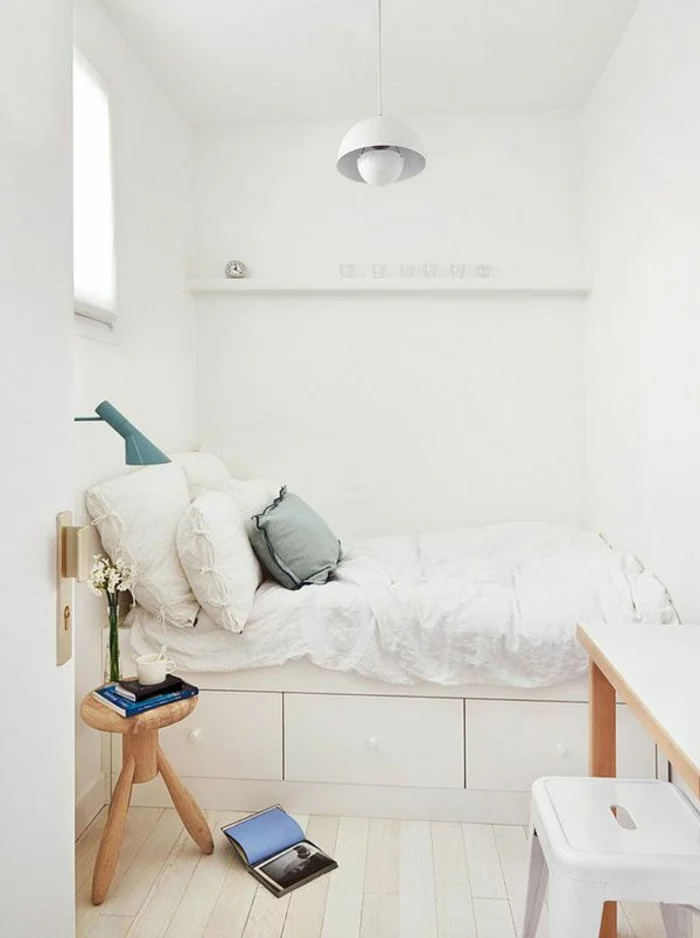 kleines schlafzimmer einrichten weiße wände metallpendelleuchte hocker holz