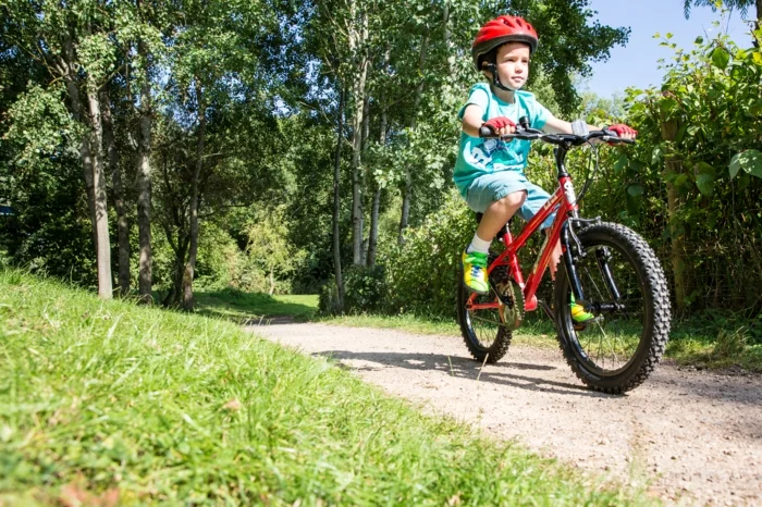 sportarten für kinder junge rad fahren