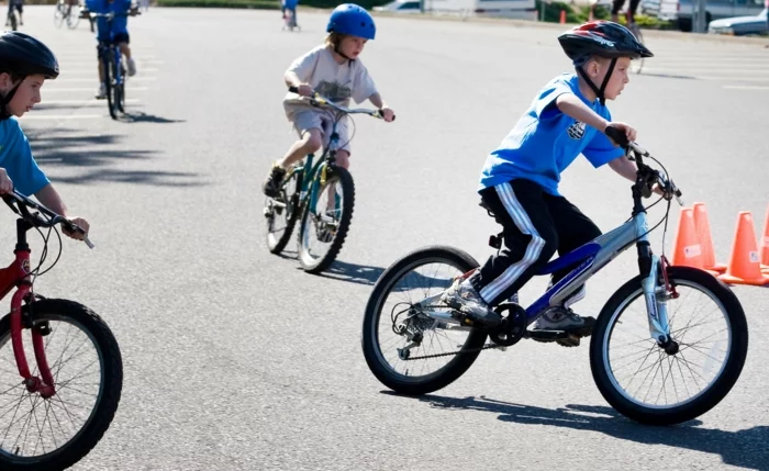 sportarten für kinder jungen rad fahren