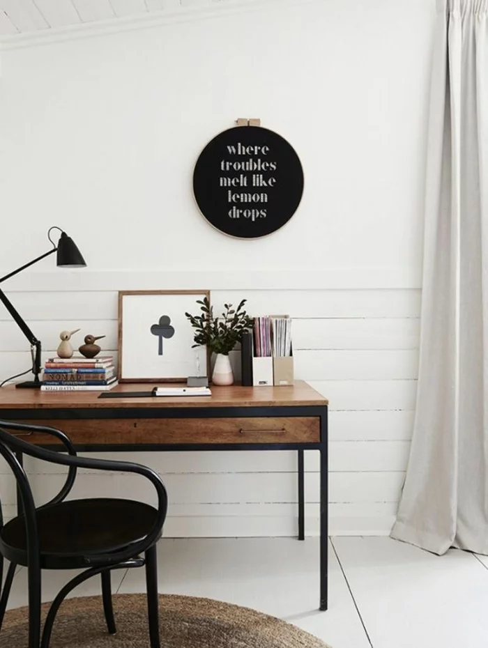 Home Office einrichten schwarz weiß Farbpalette