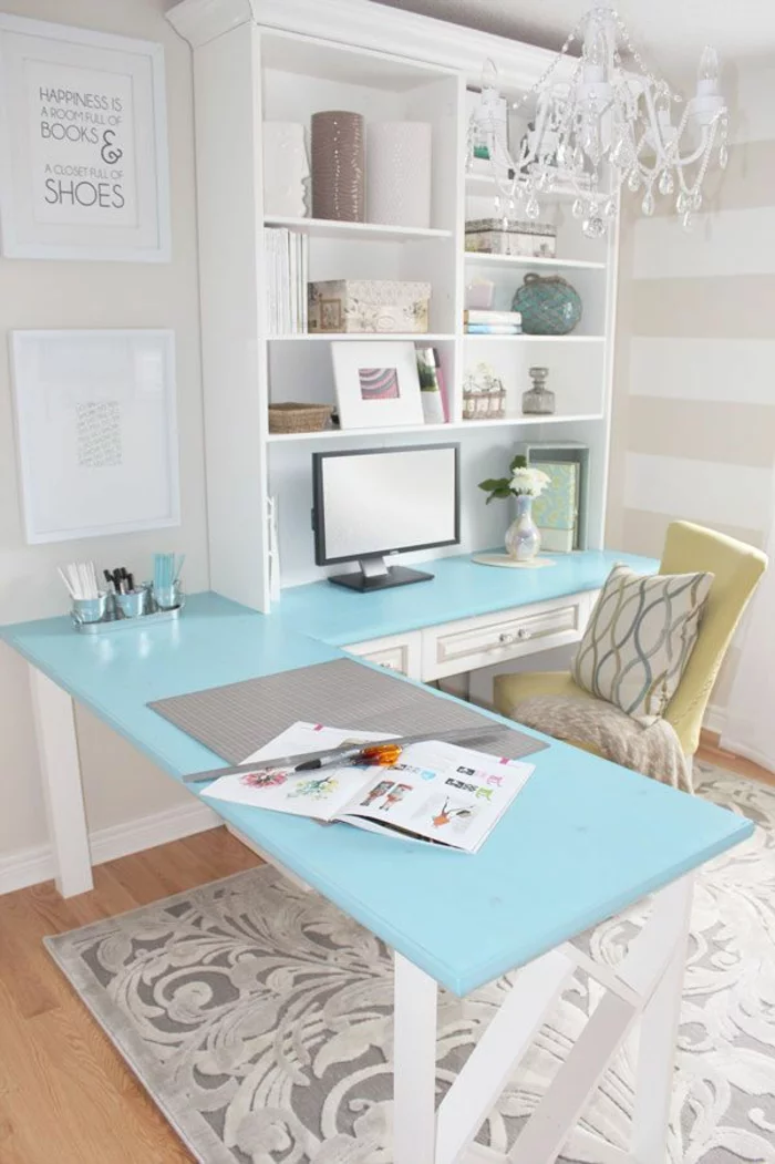 Home Office einrichten Schreibtisch Glasplatte hellblau