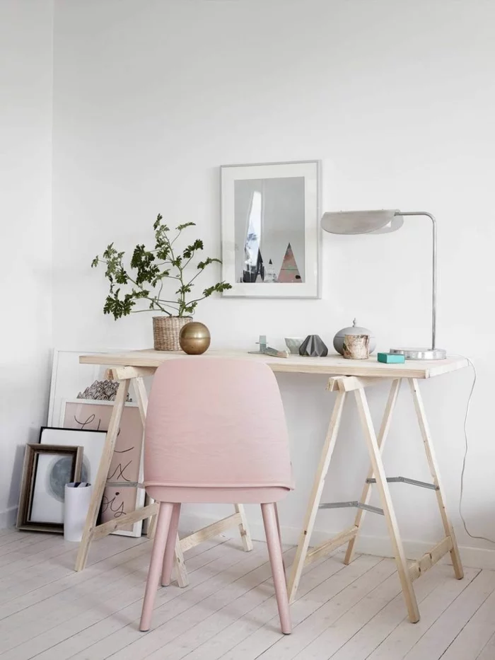 Home Office einrichten Schreibtisch Holz rosa Stuhl