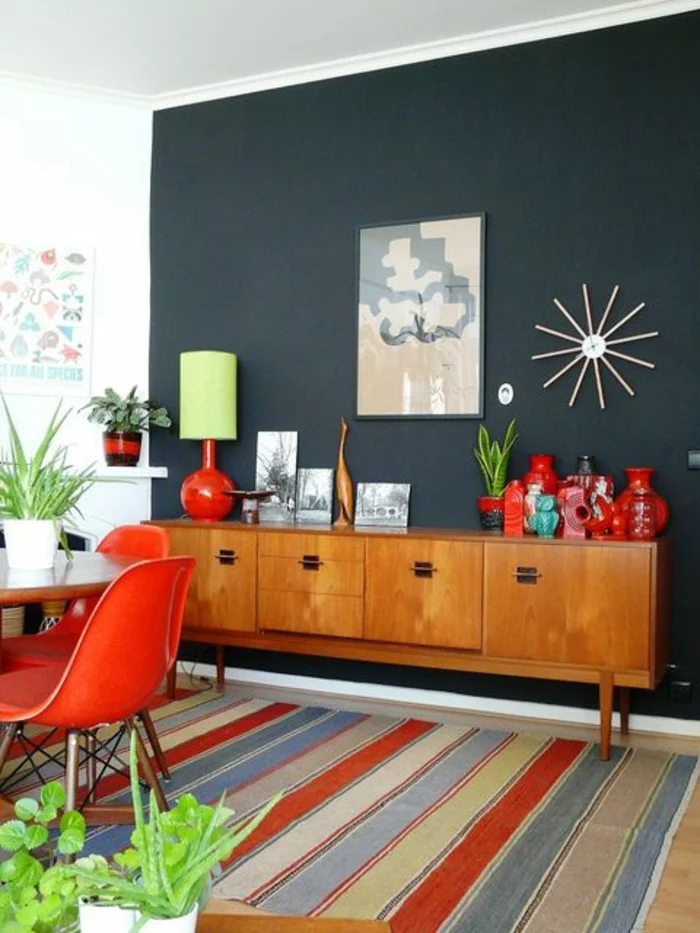 anrichte dekorieren holz retro kommode tischleuchte rote keramik sideboard wohnzimmer esszimmer