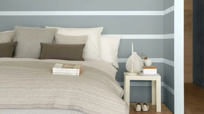 farbgestaltung schlafzimmer wandfarbe grau weiß streifen wanddekoration