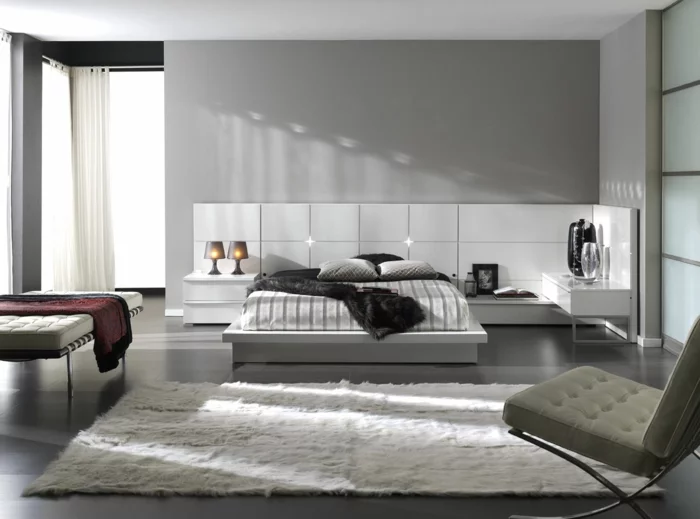farbgestaltung schlafzimmer wandfarbe hellgrau weiß wanddekoration fellteppich designer möbel