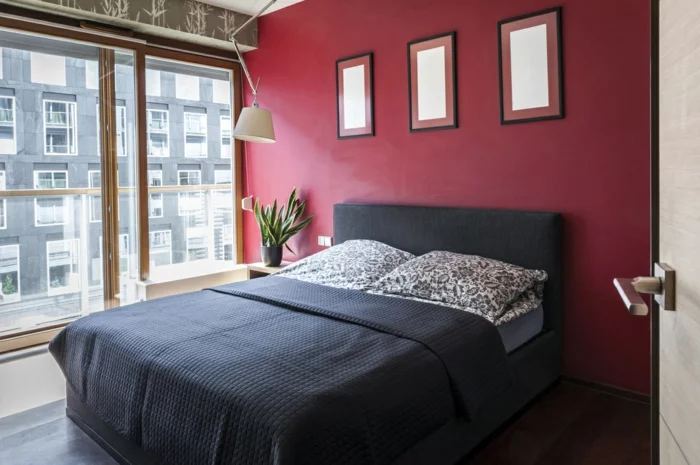 farbgestaltung schlafzimmer wandfarbe rot graue bettdecke kopfteil 