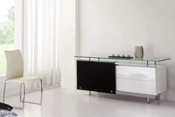 sideboard dekorieren minimalistischer einrichtungsstil schwarz weiß glasplatte aluminium porzellantassen metallene vase