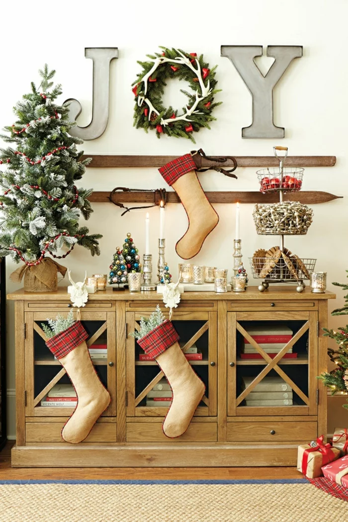 sideboard dekorieren weihnachten weihnachtsstrümpfe joy kommode vitrine