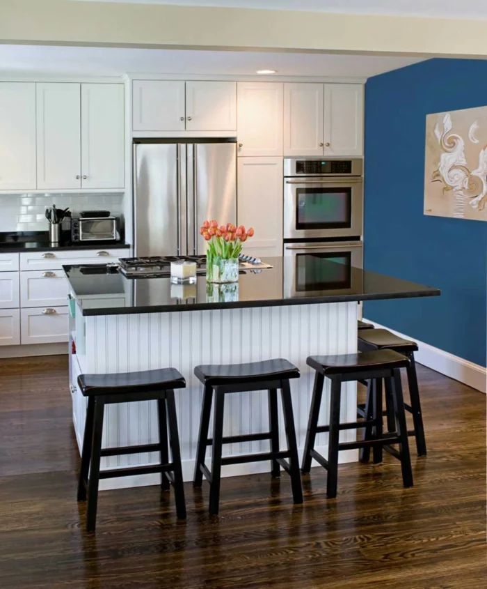 wandfarbe küche blaue akzentwand weiße wände kücheninsel