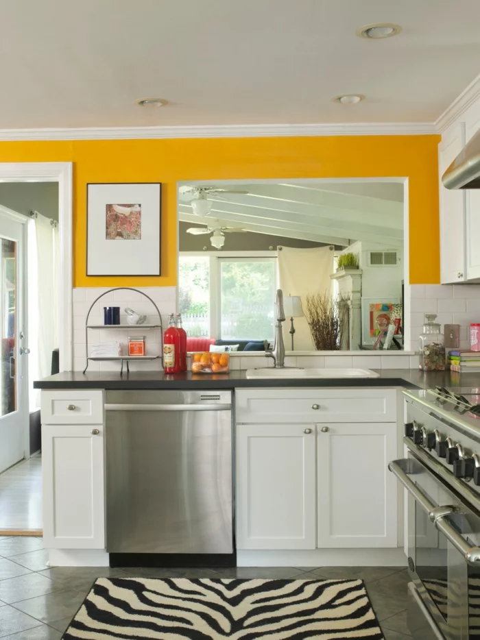 wandfarbe küche gelb zebra teppich bodenfliesen