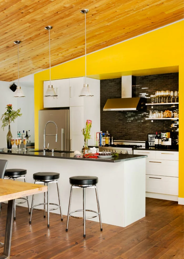 wandfarbe küche gelbe wände dachschräge schwarze küchenrückwand fliesen