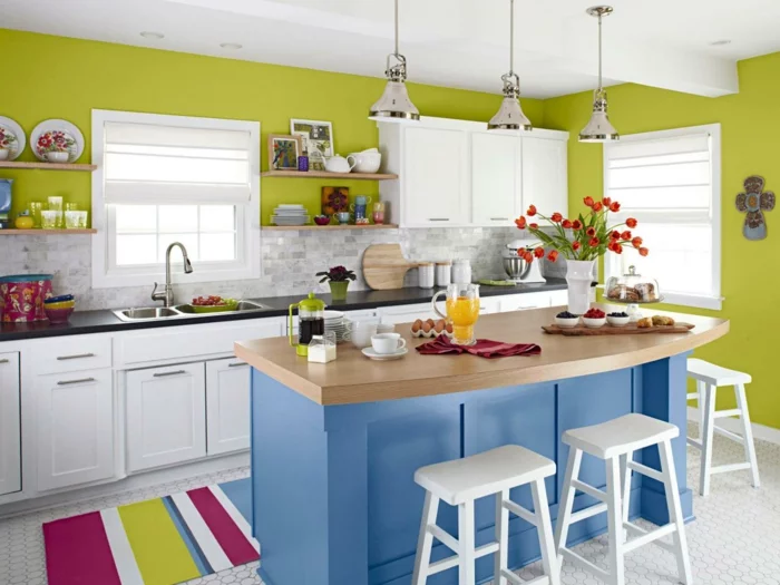 wandfarbe küche  grün farbiger teppichläufer blaue kücheninsel weiße küchenschränke