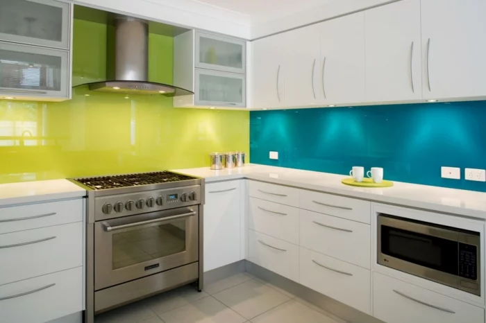 wände streichen ideen küche farbige wandgestaltung weiße küchenschränke spiegeloberflächen