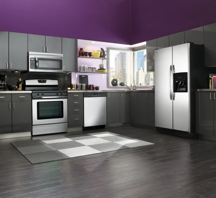wände streichen ideen küche lila wandfarbe graue küchenschränke eleganter teppich