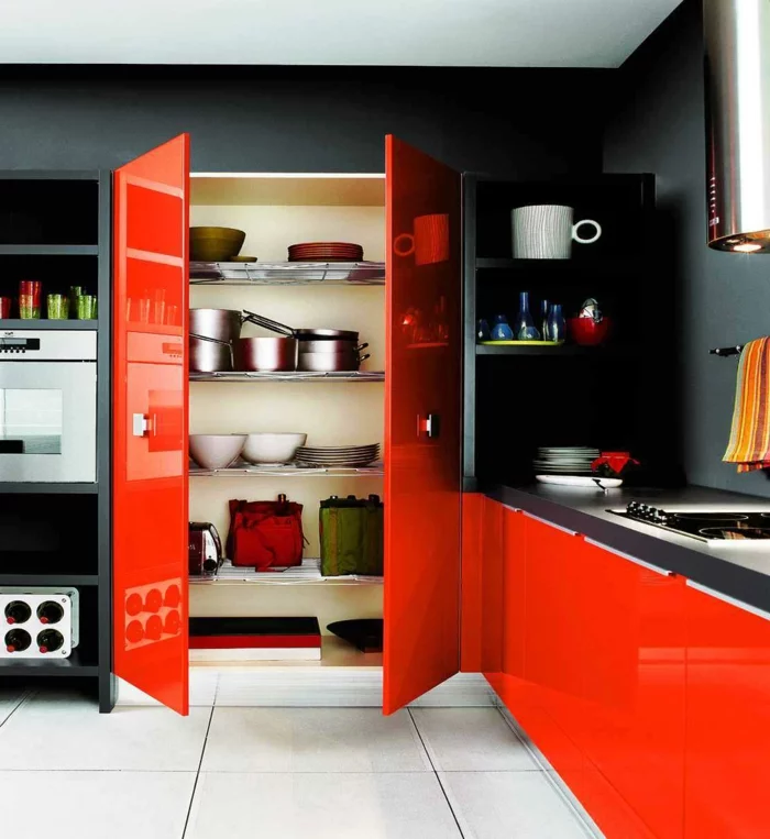 wandfarbe küche wände streichen ideen küche schwarze wandfarbe rote küchenmöbel weiße bodenfliesen