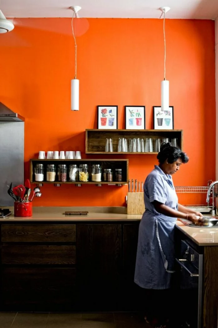 wände streichen ideen orange küche offene regale