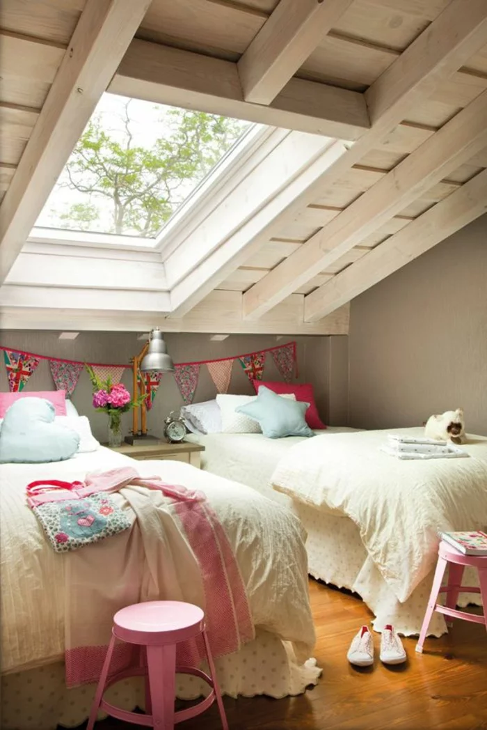 kinderzimmer mit dachschräge dachgeschoss betten dachboden dachfenster rosafarbene hocker