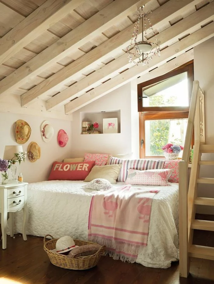 kinderzimmer mit dachschräge deckenbalken holz wanddeko hüte weidenkorb bett vintage nachttisch cottage stil