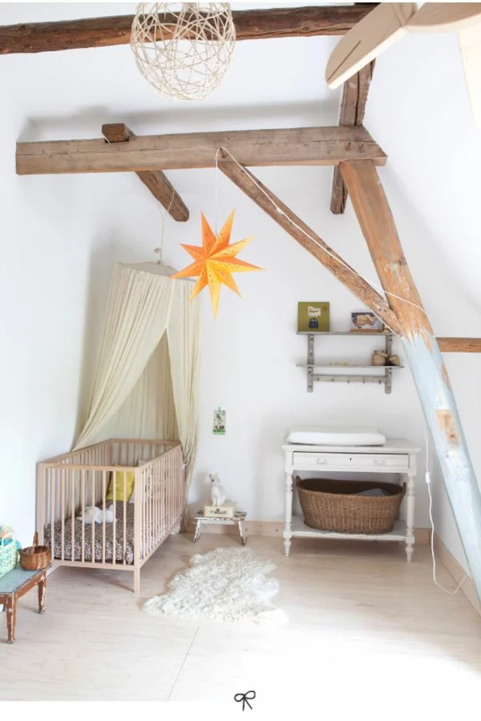 kinderzimmer mit dachschrägedeckenbalken naturholz babybett schaffell weidenkorb anrichte vintage babyzimmer