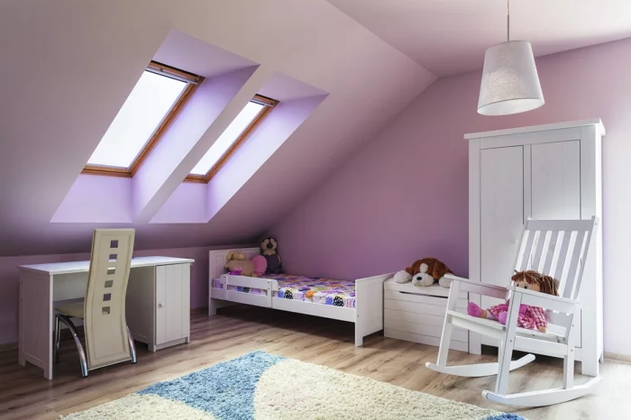kinderzimmer mit dachschräge lila wandfarbe kinderzimmerteppich weißer kleiderschrank