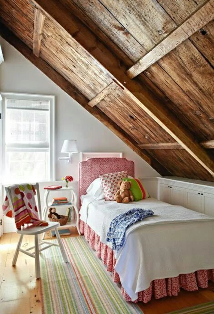 kinderzimmer mit dachschräge rustikale einrichtung gestreifter teppich bett stuhl nachttisch vintage
