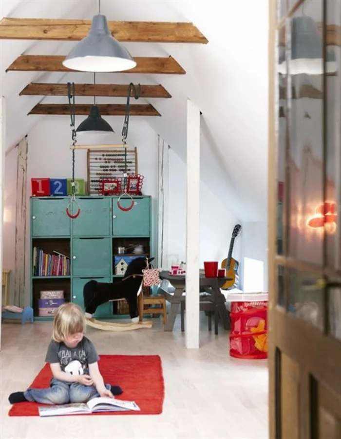 kinderzimmer mit dachschräge spielpaltz kinder offene deckenbalken pendelleuchten industriell