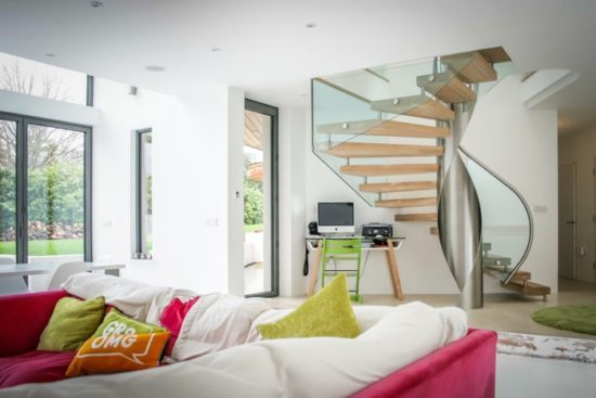 wendeltreppen-design-wohnzimmer-innenarchitektur-frische-akzente