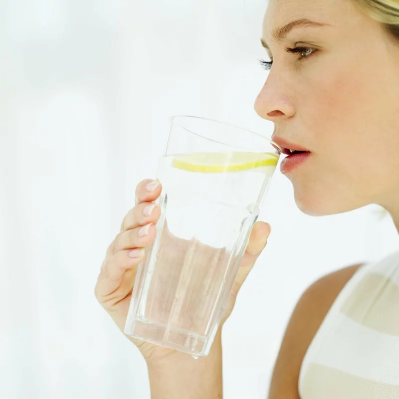 Detox Kur zu Hause den Körper entgiften Wasser mit Zitrone trinken