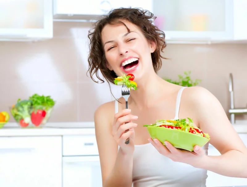 Detox Kur zu Hause frischer Salat Obst und Gemüse essen