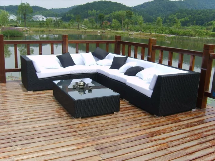 rattan sofa garten ecksofa weiße sitzkissen schwarze dekokissen