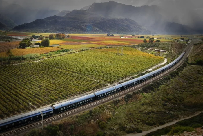 bahnreisen express romantisch afrika landschaften rovos rail