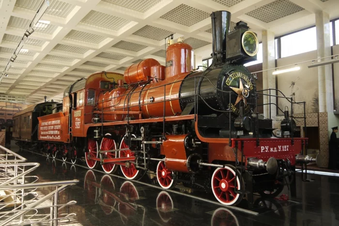 bahnreisen express romantisch reisen alte lokomotive transsibirische eisenbahn