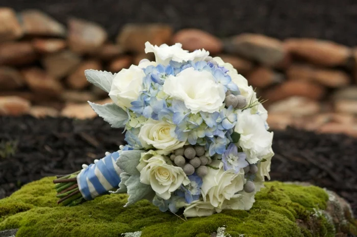brautstrauss weiße rosen blaue hortensien