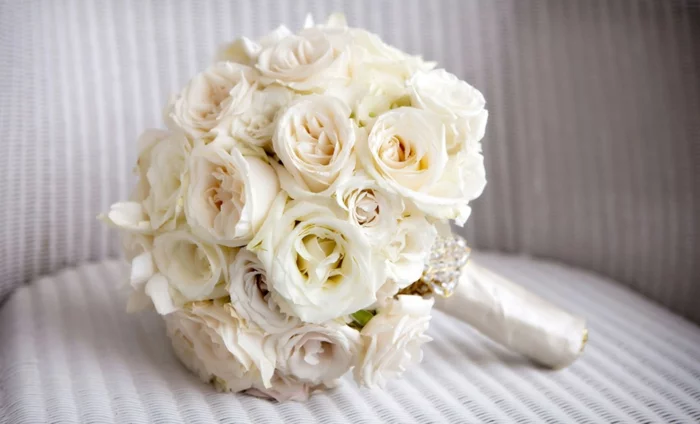brautstrauß frische blumen weiße rosen hochzeit