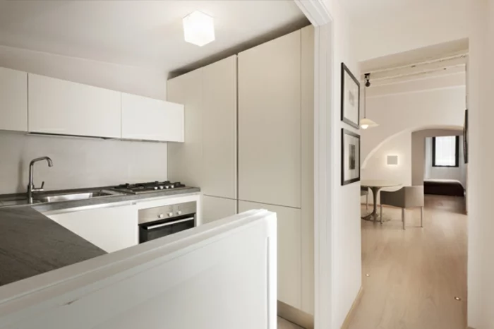 kleine küche penthousewohnung weiße schränke arbeitsfläche grau laminat