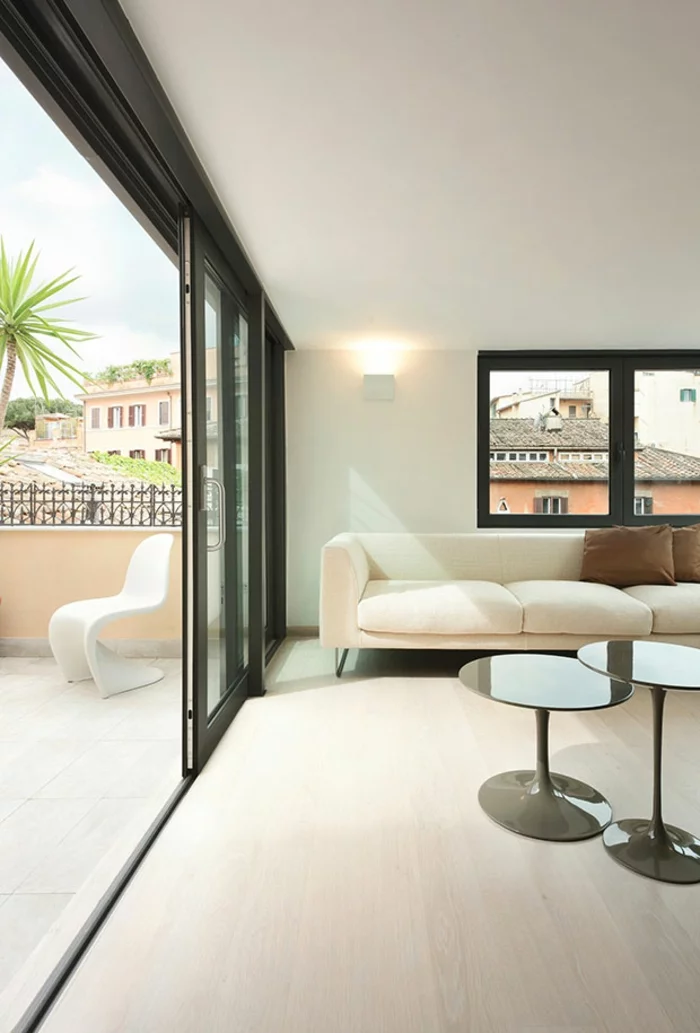 penthousewohnung einrichten rom wohnzimmer runde beistelltische creme weiß sofa kissen braun balkon schiebetüren