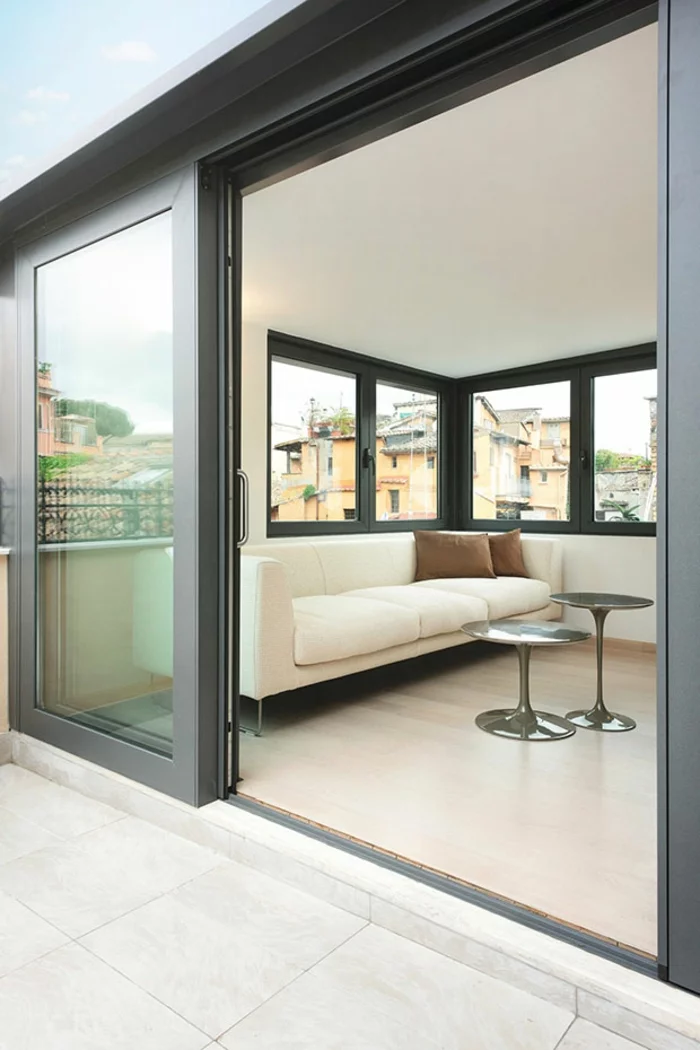 penthousewohnung einrichten wohnzimmer balkon weißes sofa runde metallene beistelltische