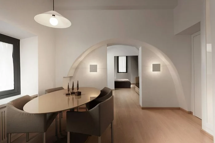 penthousewohnung rom kleine wohnung arkade minimalisitsches innendesign ovaler esstisch