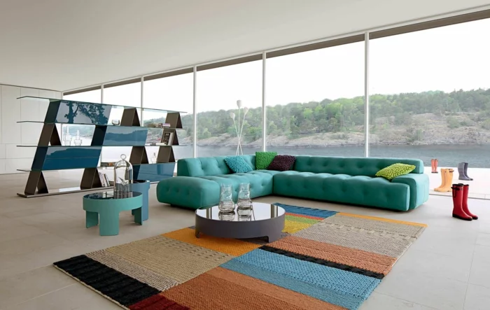reduziertes wohnen minimalistische moderne wohnung wohnzimmer teppich sofa bücherregal