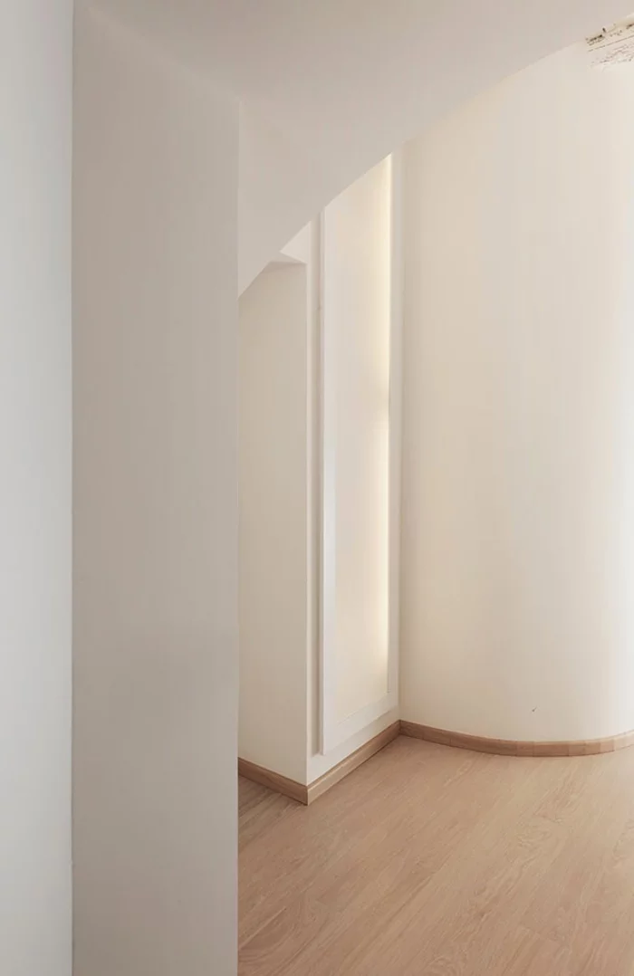 weiße wände laminat helles holz minimalistische inneneinrichtung penthousewohnung