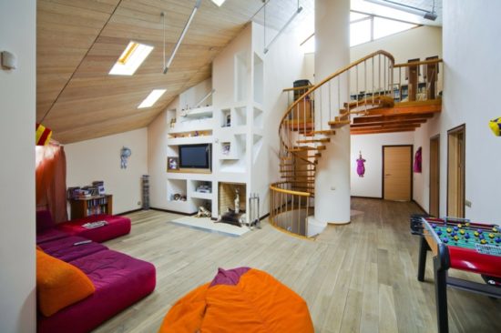 wohnraumgestaltung-loft-wohnung-wendeltreppe-eingebaute-regale-weites-sofa