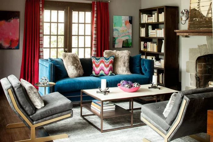 bequeme sessel hellgrau blaues sofa kleines wohnzimmer einrichten rote gardinen