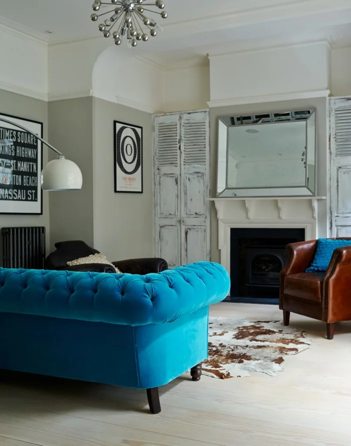 chesterfield sofa blau elegant fellteppich kamin weiße wände