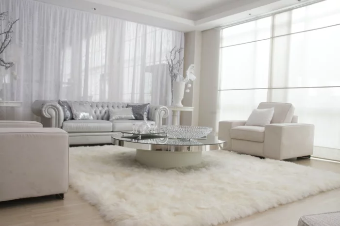 chesterfield sofa hellgrau luxuriös weißer teppich wohnzimmer