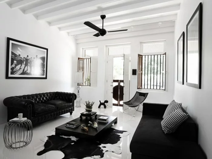 chesterfield sofa schwarz fellteppich weiße wände